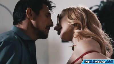 ایک slutty سنہرے بالوں والی کے ساتھ پریمپورن جنسی